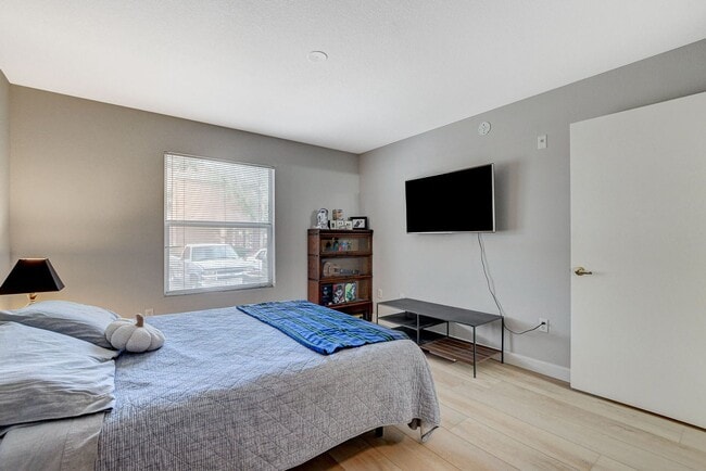 Building Photo - Chic & Convenient: Your Ground-Level Condo Retreat in Silverado Ranch