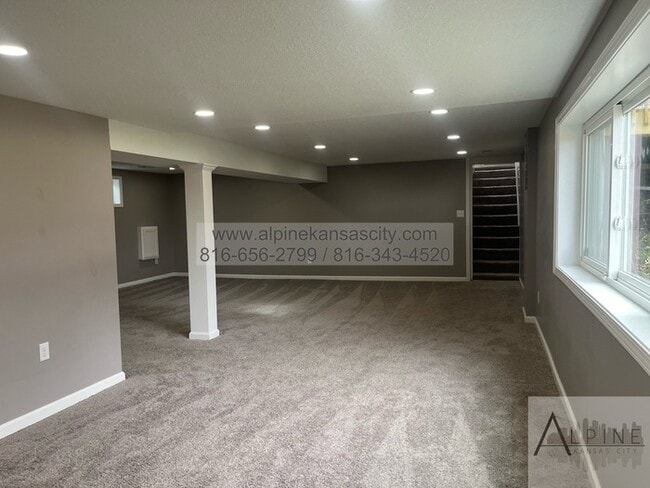 Building Photo - Available Mid January! 5 Bedrooms, PLUS Rec Room in Gladstone!