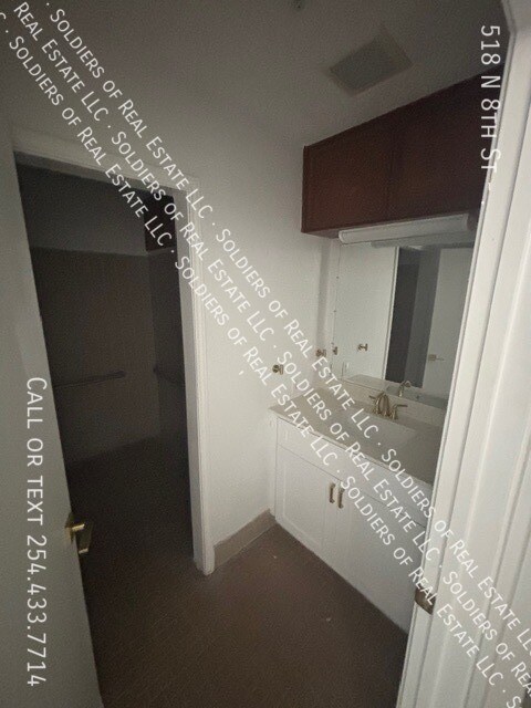 Building Photo - 518 N 8th St