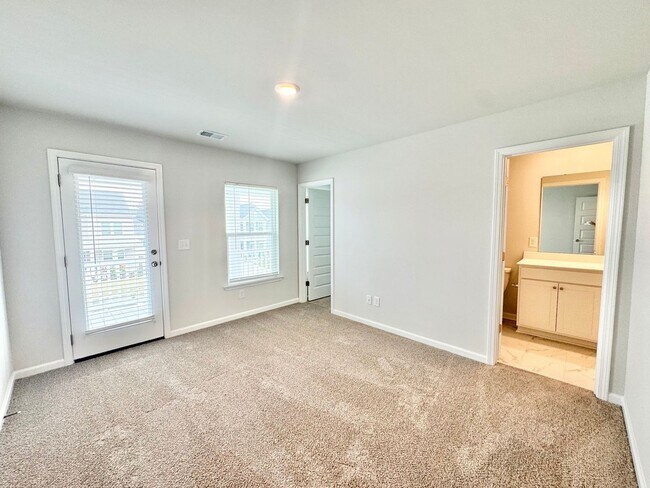 Building Photo - 5 Bedroom, 3.5 Bath Home!