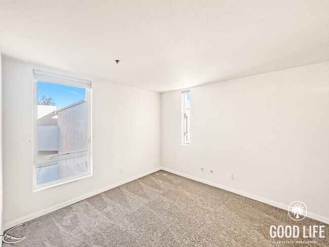 Building Photo - Stunning 2B/2BA Pacific Beach Condo w/ Parking & Few Blocks from Beach!