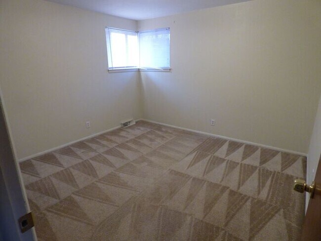 Building Photo - Cozy 2 Bed/1 Bath Duplex Near Lake Loveland!