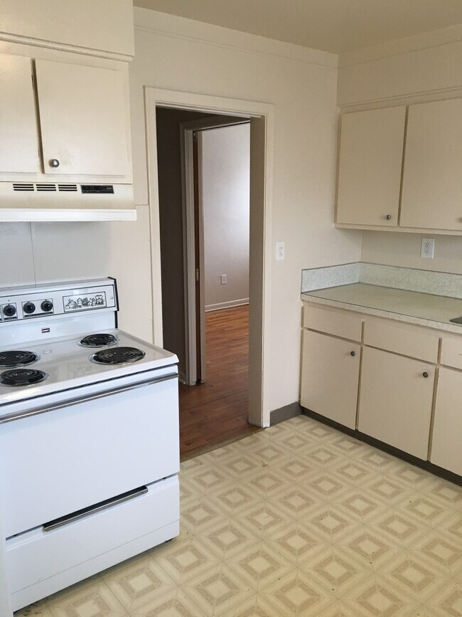 Building Photo - G 2288 E Hemphill Rd Apt (Range 1 - 4)
