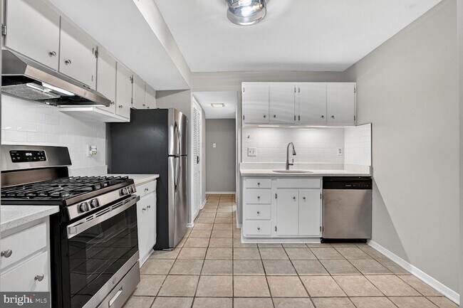 Building Photo - 2063 Royal Fern Ct