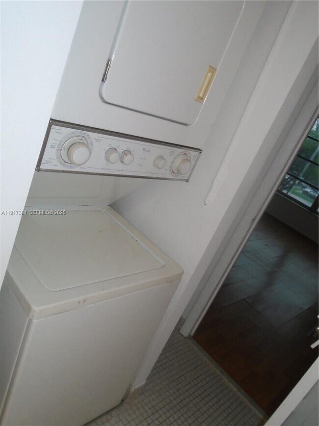 Building Photo - 4174 Inverrary Dr