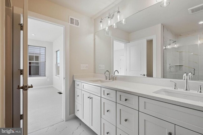 Building Photo - 1011 Venifena Terrace SE