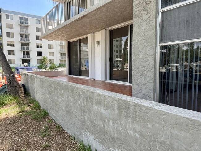 Building Photo - 1700 NW N River Dr