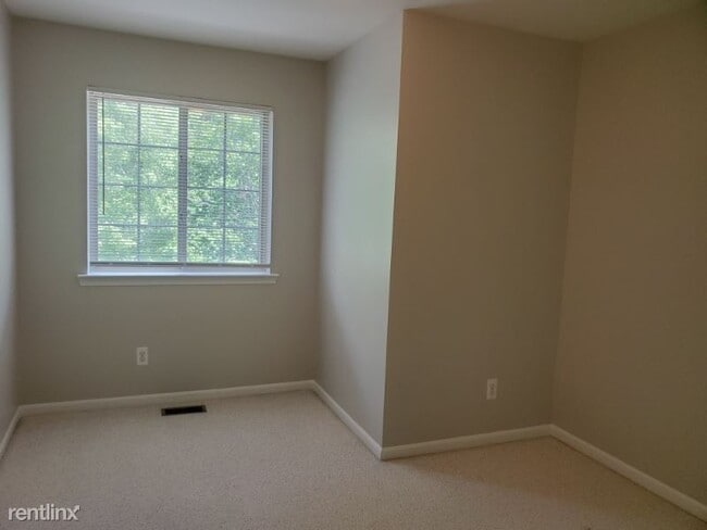 Building Photo - 3 br, 3 bath Condo - 16944 Farmington Rd
