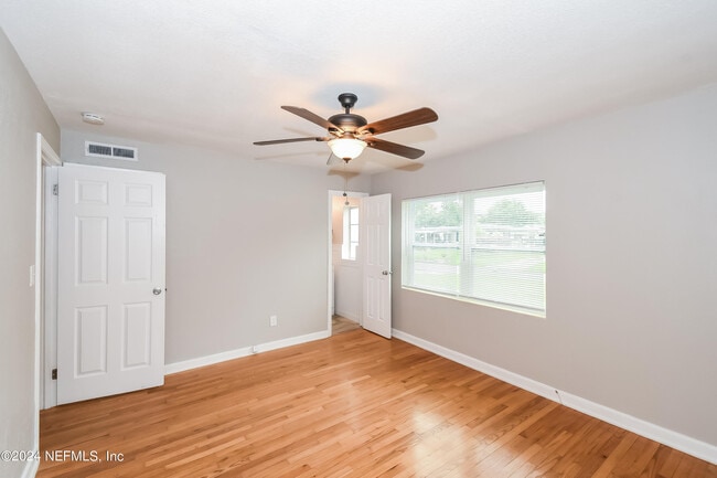 Building Photo - 6533 Burgundy Rd S