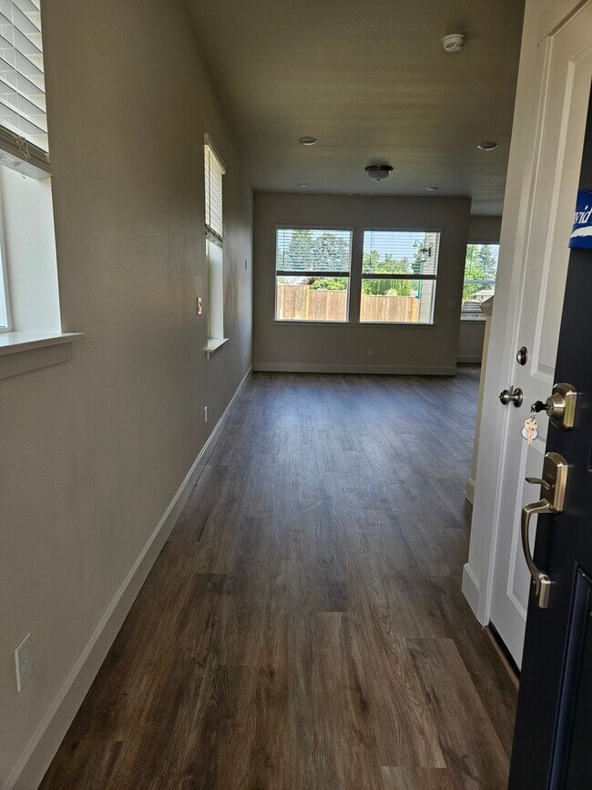Building Photo - Brand New 3 Bedroom 2 1/2 bath Townhouse