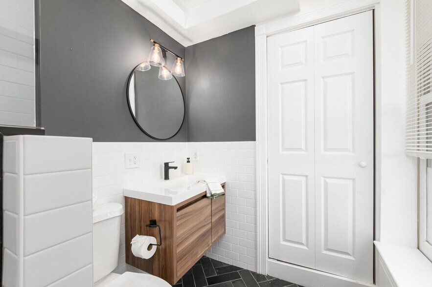 Bathroom - 36 E Kossuth St