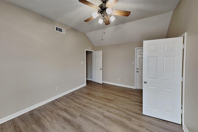 Building Photo - 1633 Dexter Ln