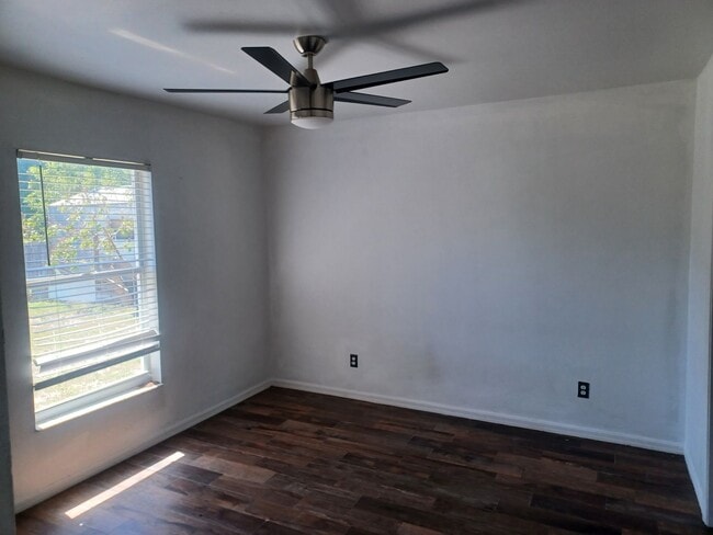 Building Photo - Available Now: 3/2 + den Home On A Quiet D...