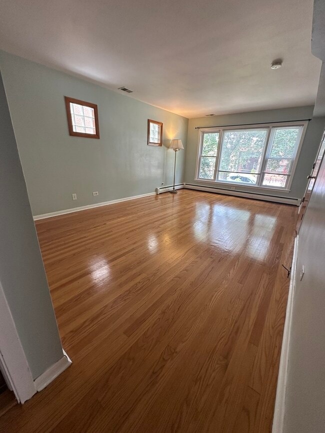 Building Photo - 2023 W Balmoral Ave