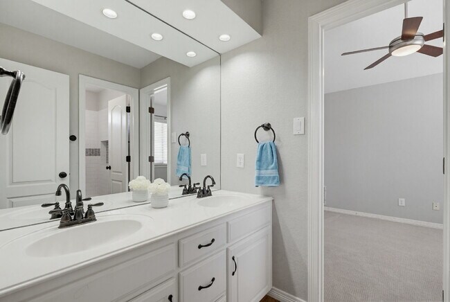 Building Photo - Perfect blend of comfort, style, and convenience.