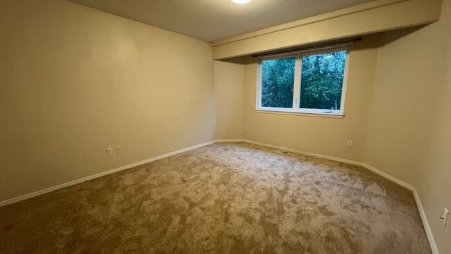 Building Photo - A spacious (4) Bedroom, (2.5) Bathroom hom...