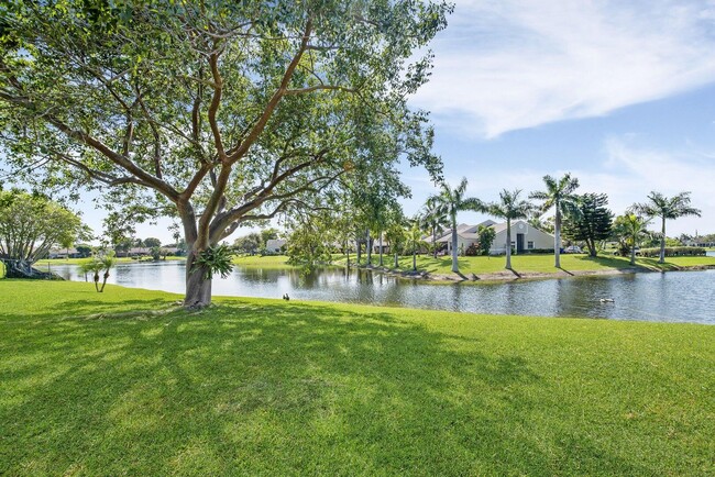 Building Photo - 1132 W Lakes Dr