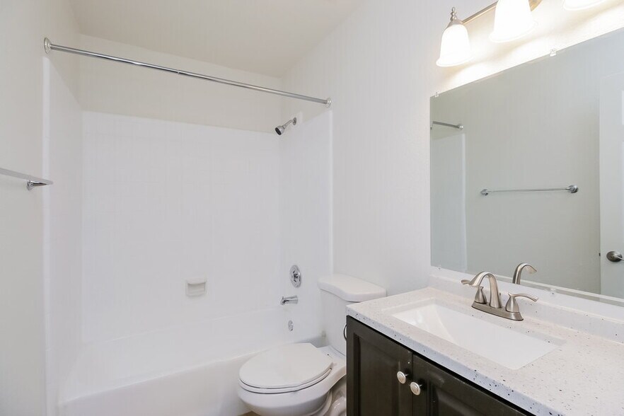 Building Photo - 2641 E Isabella Ave