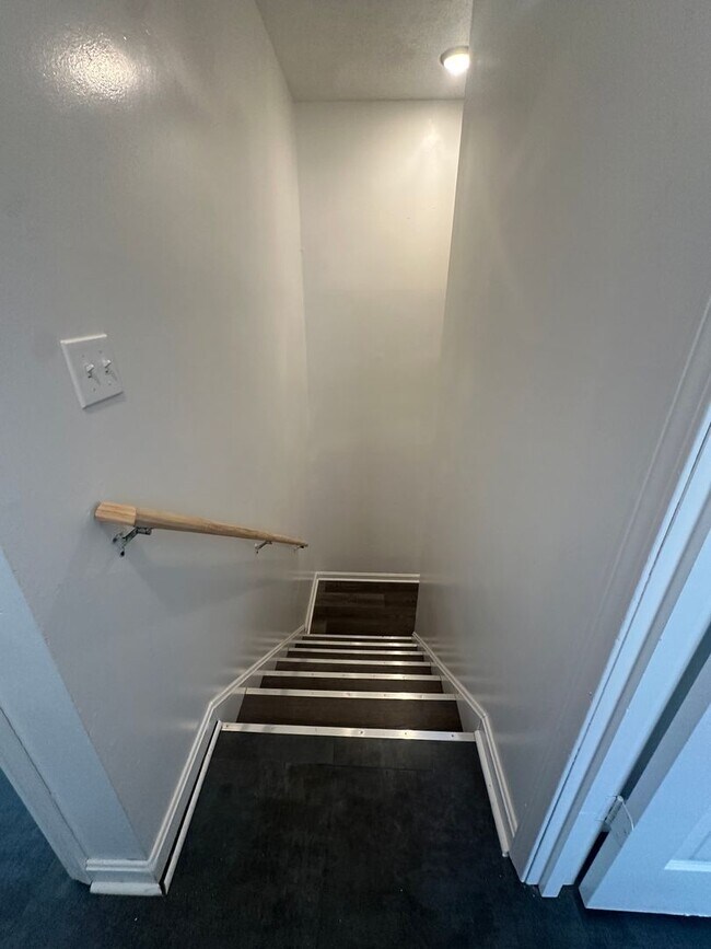 Building Photo - 5 Bed / 1.5 Bath