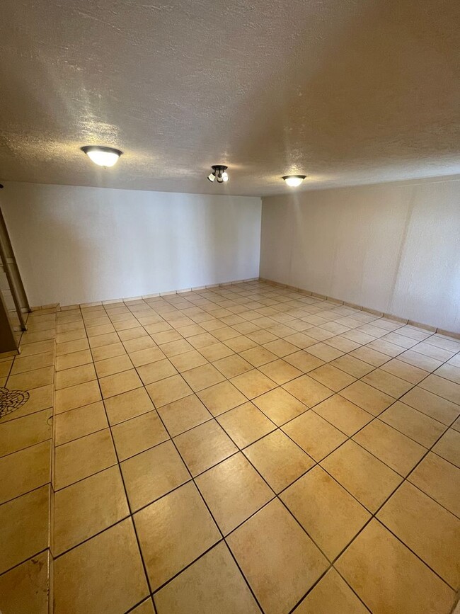 Building Photo - Beautifully Updated 3 Bedroom/2 Bathroom H...