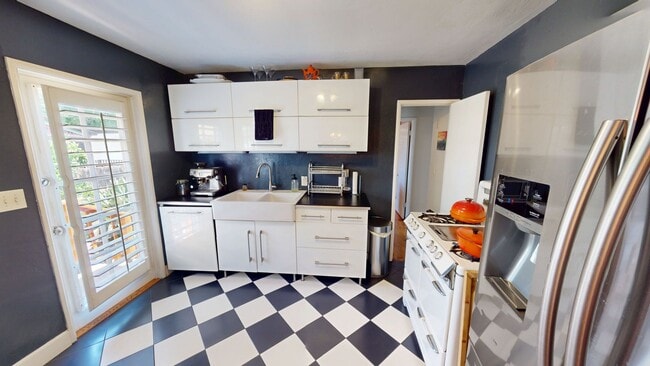 Building Photo - 2/1 +Bonus Room & Garage North Park Charmer!