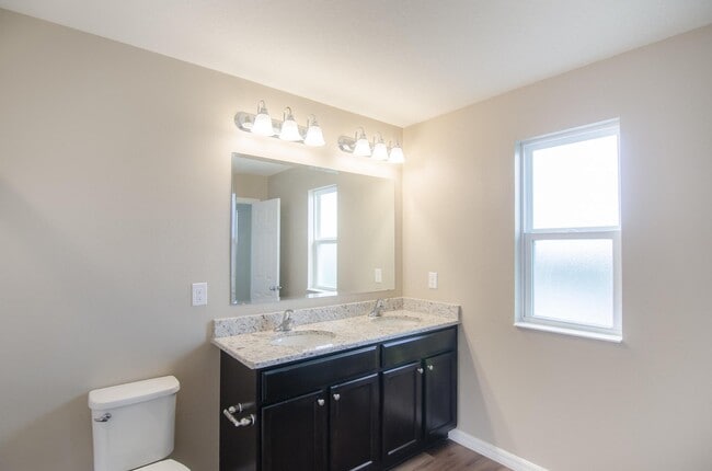 Building Photo - 5600 NW Pine Trail Cir