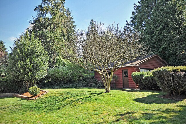 Building Photo - Mid Century Modern in Maple Leaf