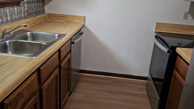 Building Photo - $1195 - 2/2 -Jefferson Square - Updated Unit!