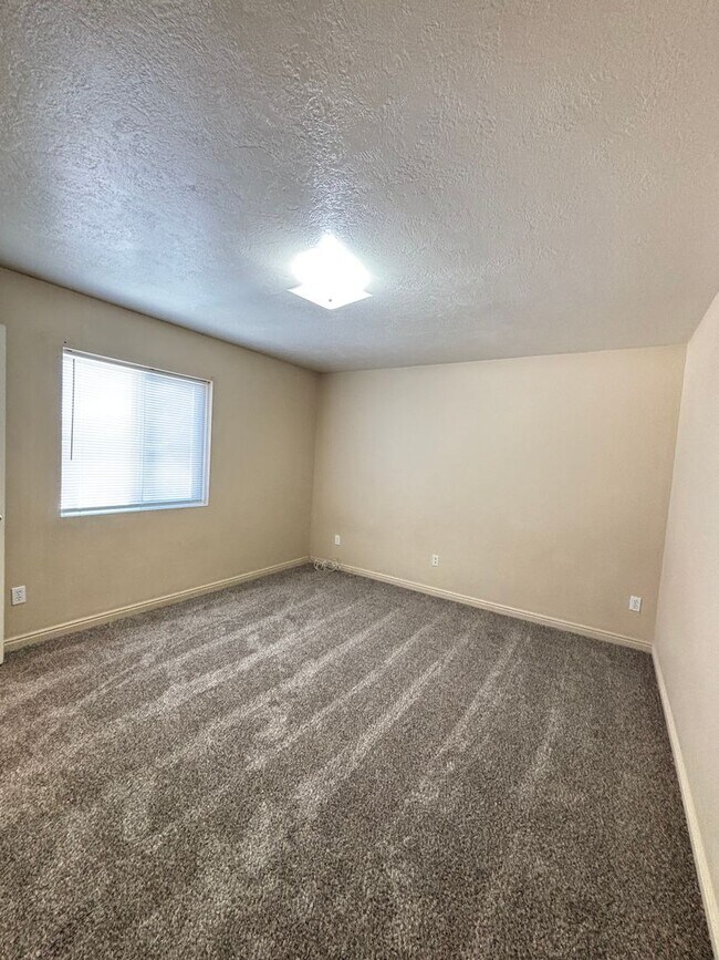 Building Photo - 210 W Chubbuck Rd