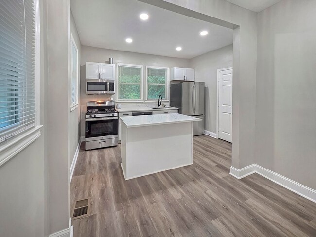 Building Photo - Beautifully Renovated 4 Bedroom Home in th...
