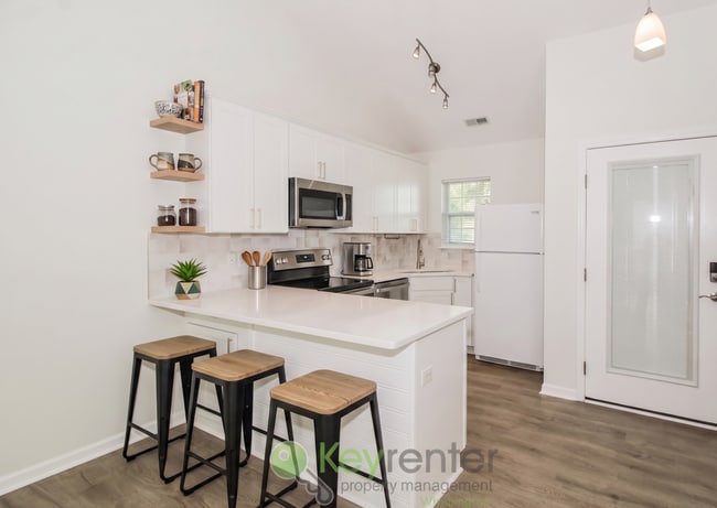 Building Photo - $500 Off 1st Month's Rent - Beautiful Townhome - 2 Br/2 Bath, Pet-Friendly. Just minutes from The...