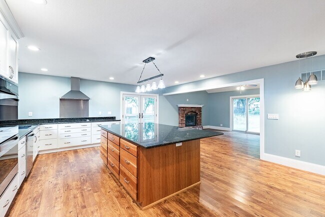 Building Photo - Beautiful 3 Bed Overland Park Ranch Home NEWLY REMODELED