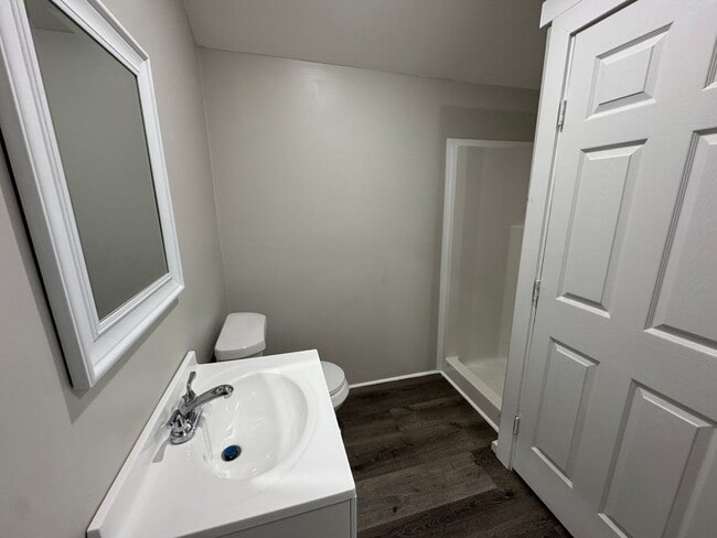 Building Photo - Tiny Home in Newark! Small dog allowed