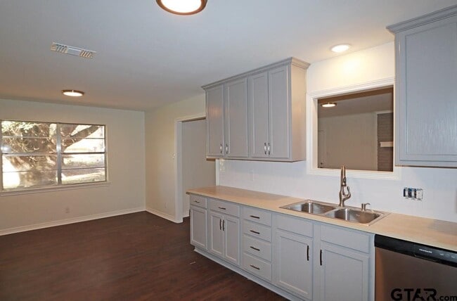 Building Photo - 806 Neches Dr