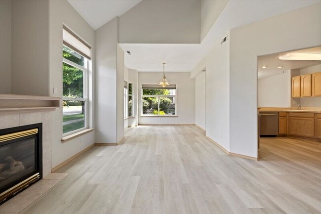 Building Photo - 423 Columbia Point Dr