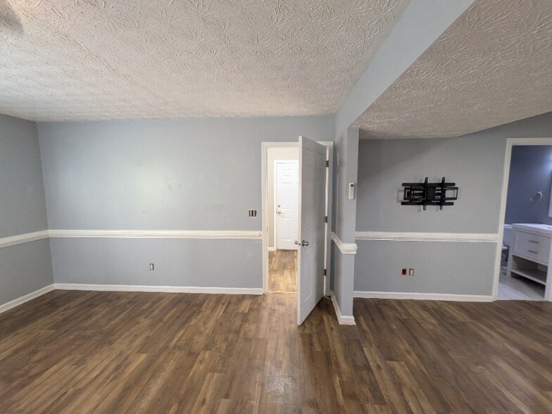 Building Photo - 5845 Shadewater Dr