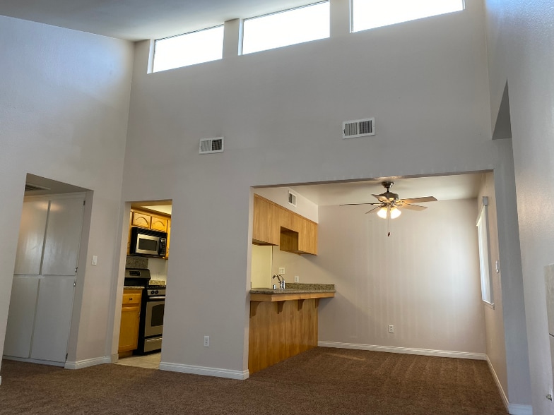 Building Photo - 500 White Ln