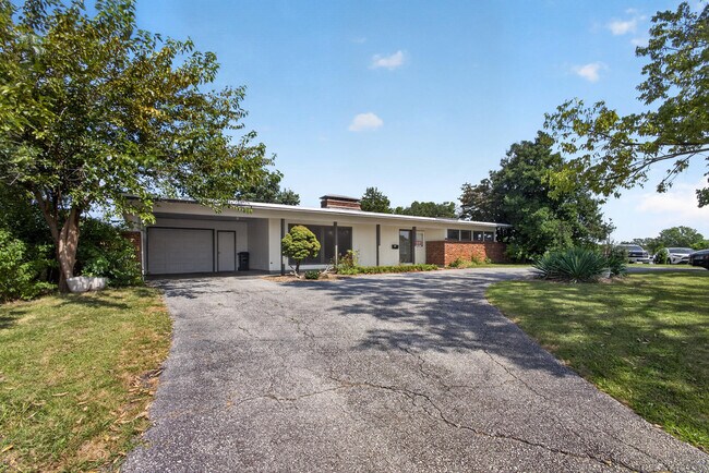 Building Photo - 2205 Country Club Dr