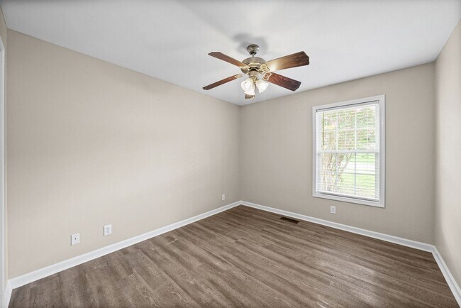 Building Photo - Pet Friendly Three Bedroom!