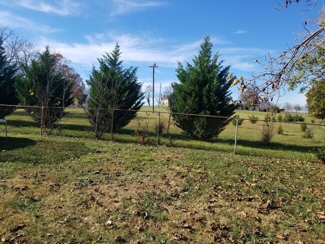 Building Photo - Charming 3 Bedroom Farmhouse in Winchester!
