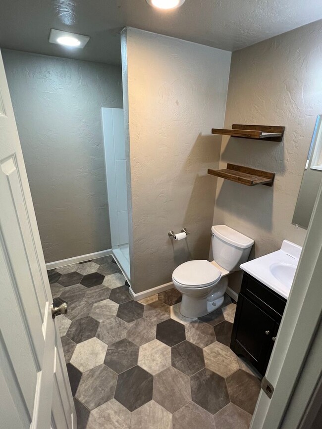 Building Photo - 3 Bedroom, 2 Bathroom House in Bethel Neig...
