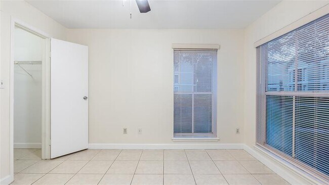 Building Photo - 875 Riverside Dr