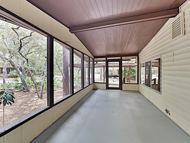 Building Photo - 532 W Plantation Blvd