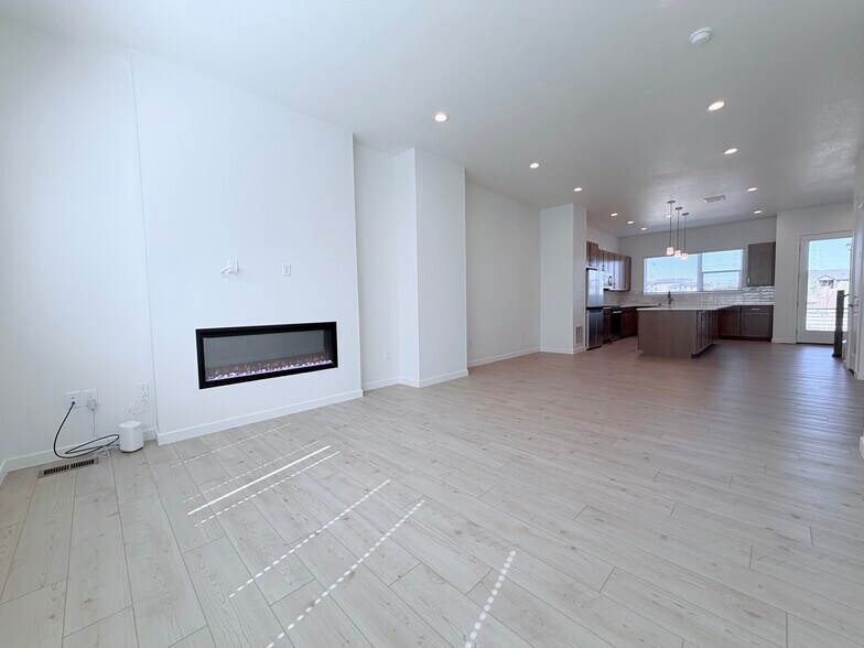 Building Photo - 4022 Ascend Grv