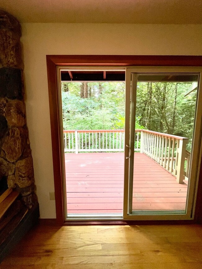 Building Photo - 4 bed, 3 bath split-level home in a private, forested setting (Bayside)