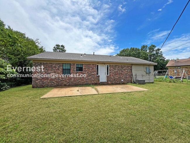 Building Photo - 4 Bed, 1.5 Bath Home with Fenced Yard / Pet-Friendly / Coming Soon!