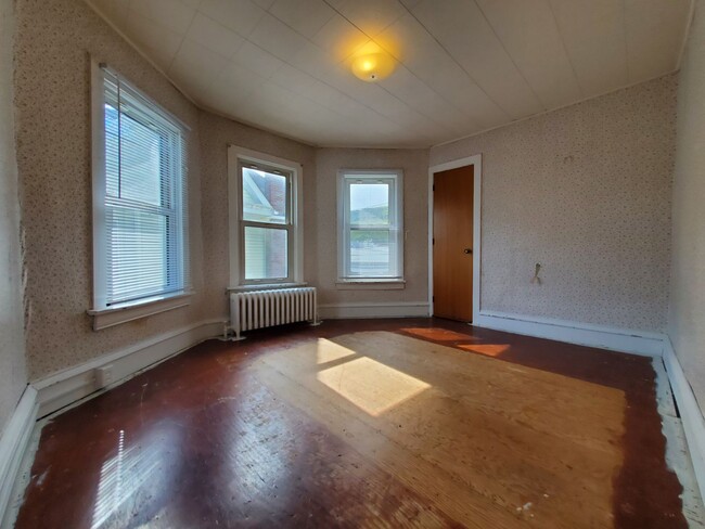 Building Photo - Slate Belt 3 Bedroom 1.5 Bath Home in Pen ...