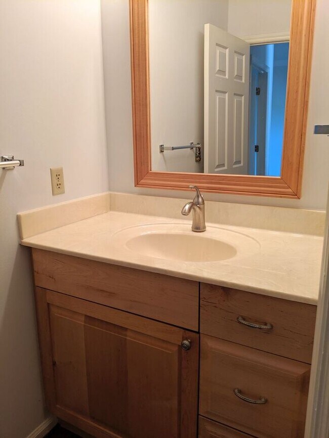 Building Photo - Condo Rental in Great Asheville Location!