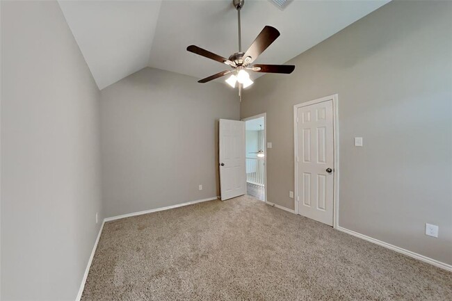 Building Photo - 2727 Lakecrest Way Dr