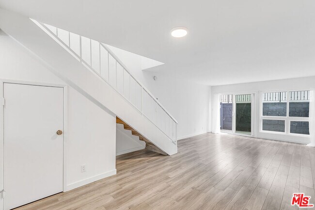 Building Photo - 5447 Zelzah Ave